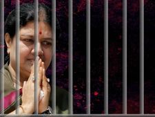 సీన్ రిపీట్: శశికళకు జైలులో నేతల పాదాభివందనం