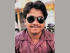 తల్లికి బంతి తగిలిందని ఘర్షణ: కత్తితో పొడిచి యువకుడ్ని చంపేశాడు