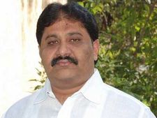 దౌర్భాగ్యపు సీఎం, రిజైన్ చేస్తున్నా: చెప్పుతో కొట్టుకున్న వైసిపి ఎమ్మెల్యే