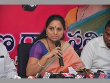 నా జిల్లా పంచాంగం నేనే చెబుతా: కాంగ్రెస్, బీజేపీలకు కవిత కౌంటర్లు