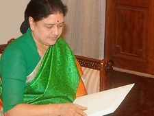 శశికళకు షాక్ వరకు..: తమిళనాడులో మిడ్‌నైట్ డ్రామా