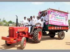  'బాహుబలి'ని మించి... 'గులాబీ సభ' ఫీవర్‌: రేపే వరంగల్ సభ