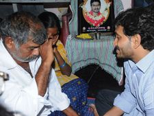 ఎంత బాధ!, తల్లడిల్లిపోతున్న ఆ తల్లిదండ్రులను ఓదార్చిన జగన్.. కానీ!