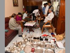 ఏసీబీకి చిక్కిన అవినీతి తిమింగలం: నోట్ల కట్టలు, భారీగా బంగారం(పిక్చర్స్) 