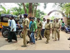 అన్నంపెట్టే చేతులకు సంకెళ్లు: మరోసారి టార్గెటైన కేసీఆర్(పిక్చర్స్)