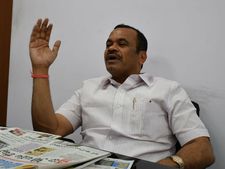 నల్గొండలో పరస్పరం రాళ్ళు రువ్వుకొన్న టిఆర్ఎస్, కాంగ్రెస్ కార్యకర్తలు, కోమటిరెడ్డి అరెస్ట్