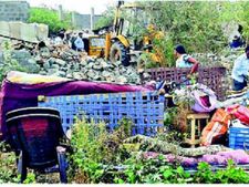 ఎస్సార్‌నగర్‌లో ఇళ్లు నేలమట్టం: స్థానికుల తీవ్ర ప్రతిఘటన, ఉద్రిక్తత