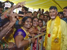 ఆశ్చర్యం: మహానాడులో వైసిపి నాయకుడు, గద్దెకు చంద్రబాబు ఝలక్