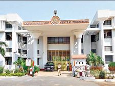  ఏడాదిలో నలుగురు ఖైదీల పరార్‌: కోర్టుకు తీసుకెళ్తుండగా రెండుసార్లు, జైలు నుంచి ఒకసారి 