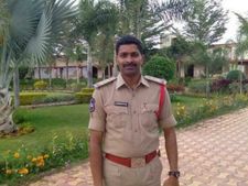 బ్యూటిషియన్ మృతితో లింక్: ఎస్సై మంచివాడు.. మీడియా వాహనం దగ్ధం చేసిన గ్రామస్తులు, ఉద్రిక్తం