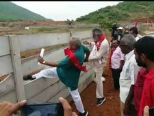 వివాదాస్పద భూమిలో ఫెన్సింగ్ గోడను తన్ని గాయపడిన సిపిఐ నారాయణ