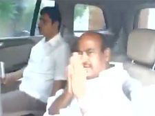 చేతులు జోడించి.. సారీ చెప్పిన జేసీ దివాకర్(వీడియో)