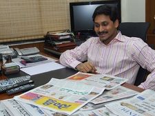 ప్రాంతీయ తత్వం రెచ్చగొట్టేలా అబద్దపు రాతలు: సాక్షికి వ్యతిరేకంగా ఆందోళన