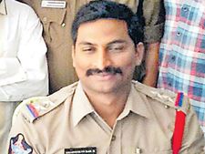 ప్రతినెలా రూ. కోటి అంటే ఎలా?, పీడించాలా?: ఓ ఎస్ఐ ఆవేదన 