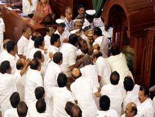 హైకోర్టులో స్టాలిన్ కు భారీ ఎదురు దెబ్బ: తమిళనాడు సీఎం బలపరీక్షకు నో ! 