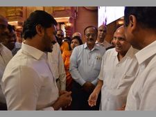 రామోజీ మనవరాలి పెళ్లిలో జగన్: చేయి కలిపిన కేసీఆర్-బాబు (ఫోటోలు)