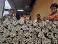 బీడీ పరిశ్రమకు జీఎస్టీ పోటు: తెలంగాణలో 4.5 లక్షల మందిపై దెబ్బ