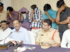 మోసపోవద్దు: ‘గే’లమంటూ వల వేస్తారు! రూ. లక్షలు కాజేస్తారు!! 