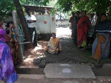 ఐదేళ్లు సహజీవనం చేసి, కాదుపొమ్మన్నాడు: ప్రియుడి ఇంటి ముందు ప్రియురాలి దీక్ష