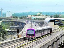   బెంగళూరు మెట్రో రైలు సిబ్బంది, పోలీసులు డిష్యూం డిష్యూం: అన్ని సర్వీసులకు బ్రేక్ ! 