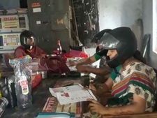 సీఎం సొంత జిల్లాలో హెల్మెట్ ధరించి టీచర్ల పాఠాలు: ఎందుకంటే?