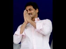 జగన్‌ది అత్యుత్సాహమేనా?: బిజెపి-హోదాపై అక్కడే మెలిక.. ప్లీనరీలో ఏం చెప్తారు