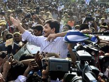 పాదయాత్రలో బాబుకు జగన్ బిగ్ షాక్ ఇస్తారా: వైసిపిలో మాజీలు?