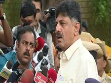 మోడీ దెబ్బ: కాంగ్రెస్ మంత్రి మళ్లీ రిసార్ట్ రాజకీయాలు, మౌనవ్రతంలో స్వామిజీ, వెనక్కి తగ్గను ! 