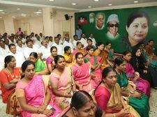 పళనిసామి, పన్నీర్ కు షాక్: 40 మంది ఎమ్మెల్యేలు డుమ్మా; హ్యాడ్ ఇచ్చారా ? లేదంటే జంప్ ? 