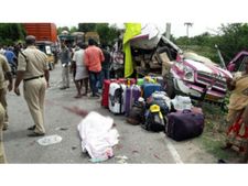 ఘోర రోడ్డుప్రమాదం: నలుగురు స్పెయిన్ దేశస్తులతోపాటు మరొకరి మృతి
