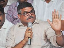 రంగంలోకి బొత్స: చక్రపాణిరెడ్డి డిమాండ్ ఇదే, చివరివరకు భూమా ఇలా....