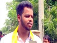 భూమా తనయుడి హల్‌చల్: పోలింగ్ కేంద్రంలోకి, భయపడొద్దని శిల్పా తనయుడు