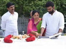 ప్రజల గుండెల్లోనే పరిటాల రవి: బాధగా ఉందన్న సునీత