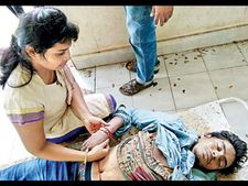 హృదయవిదారకం: తమ్ముడి మృతదేహానికి రాఖీ కట్టిన సోదరి 