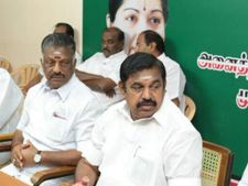 నేడు తమిళనాడు భవిష్యత్తు తేలిపోతుంది: ఎమ్మెల్యేలతో సీఎం భేటీ, శశికళ గ్యాంగ్ కు గాలం ! 