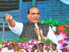 తెలంగాణ బిజెపి నేతలకు షాక్: కెసిఆర్‌తో దోస్తీకి రాజ్‌నాథ్ సింగ్ ఆప్షన్
