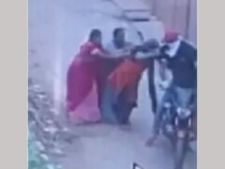 ముసుగులతో వచ్చారు.... మహిళని బెదిరించి దోచుకెళుతూ...ఆ పై పెనుగులాట