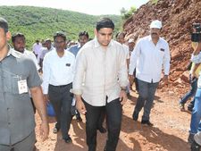 రాజధానిలో లోకేష్ ప్రైవేట్ పర్యటన: మీడియాను అడ్డుకోవడంపై అనుమానాలు