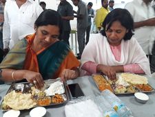మళ్లీ ఇలా జరిగితే, కథలు చెప్పకండి: పరిటాల సునీత హెచ్చరిక