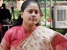 ఆస్తుల అమ్మకంలో మోసం: మద్రాసు కోర్టుకు విజయశాంతి
