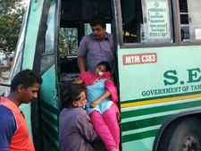 బస్సులో అమ్మాయి దుప్పటి కప్పుకుందని దానిని లాగితే!