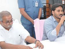 జగన్‌కు షాక్: వైయస్ వివేకానంద రెడ్డి అసంతృప్తి, కారణం అదేనా?