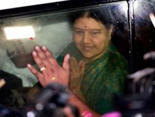 భర్త నటరాజన్ ను పరామర్శించిన శశికళ, బంధువులతో బిజీబిజీ, ఇంటలిజెన్స్ నిఘా ! 