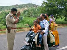 హెల్మెట్ లేదు! బైక్‌పై ఐదుగురి ప్రయాణం: దండం పెట్టిన ఇన్‌స్పెక్టర్