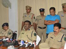 'పద్మలతతో డీఎస్పీ రవిబాబుకు వివాహేతర సంబంధం, స్థలం అమ్మి ఇచ్చినా తగ్గలేదు'