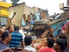 బెంగళూరులో గ్యాస్ సిలిండర్ పేలి కుప్పకూలిన మూడు అంతస్తుల భవనం: ముగ్గురి మృతి ! 