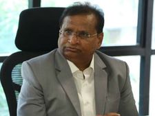 మంత్రి డీకే. శివకుమార్ కు ఐటీ శాఖ మరోసారి షాక్, సన్నిహితుడు ఇల్లు, కార్యాలయాల్లో సోదాలు ! 