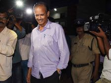 రూ.550కోట్లకు పైగా అక్రమాస్తులు: గొల్ల వెంకట రఘు సస్పెన్షన్‌