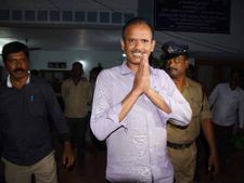 ‘అవినీతి’ రఘు: అనంతలో 75ఎకరాలు, ఆరుగురు బినామీలు, 550కోట్లపైనే..