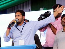 మోడీ వస్తే మాట్లాడలేదు: ఈనాడును చూపిస్తూ.. బాబును దులిపిన జగన్, బీజేపీని టార్గెట్ చేశారు కానీ